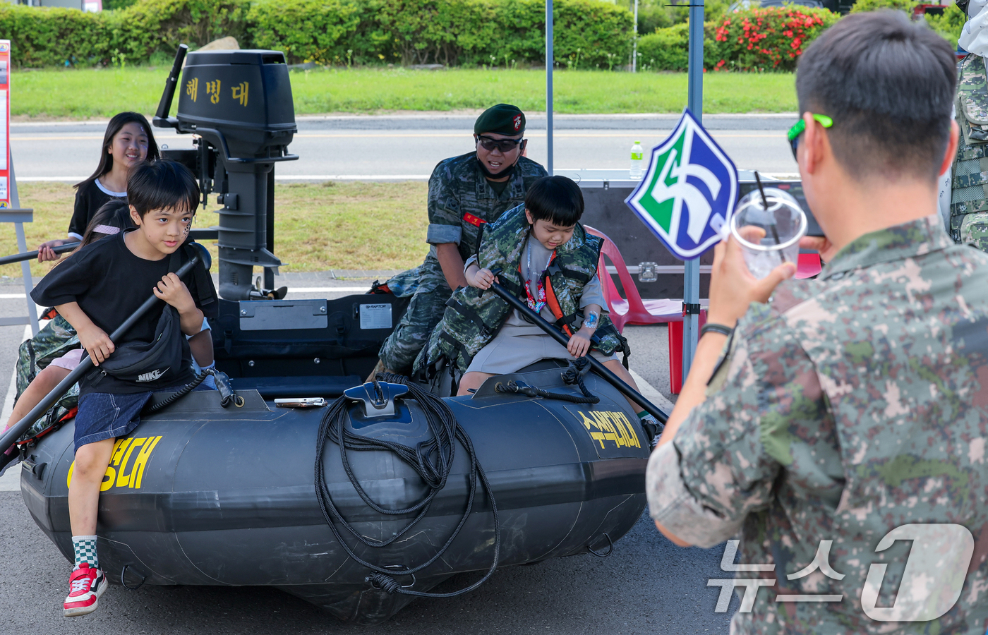 (화성=뉴스1) 경기사진공동취재단 = 24일 오후 육군 제51보병사단 사령부에서 열린 ‘2025년도 부대개방행사’에서 어린이들이 해병대 고무보트 탑승 체험을 하고 있다. 2025. …