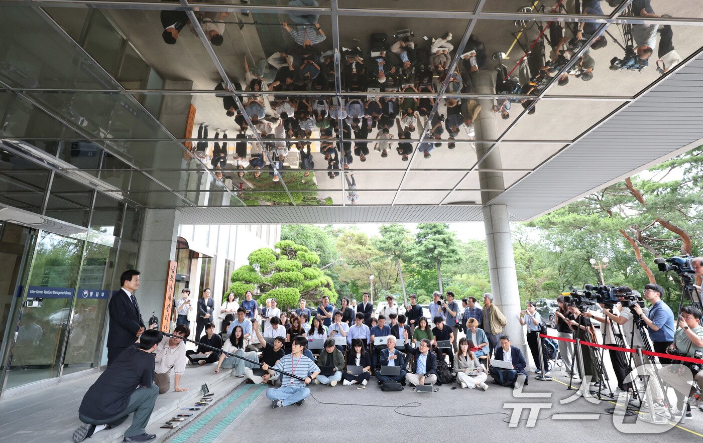 본문 이미지 - 정동영 통일부 장관 후보자가 24일 오후 서울 종로구 남북관계관리단에 마련된 인사청문회 준비 사무실에 도착해 취재진 질문에 답하고 있다. 2025.6.24/뉴스1 ⓒ News1 박지혜 기자