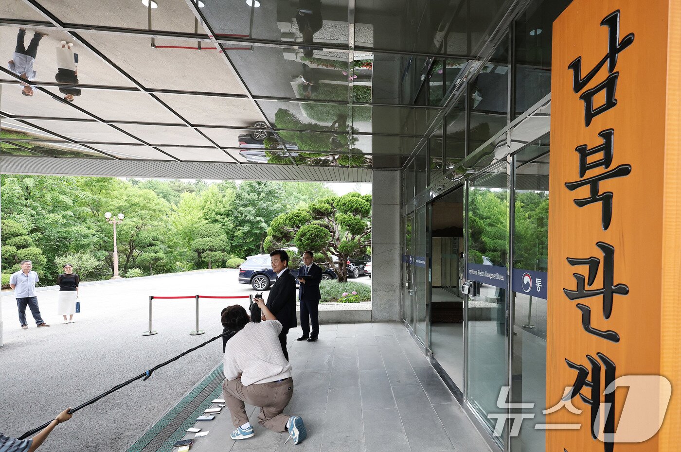 본문 이미지 - 정동영 통일부 장관 후보자가 24일 오후 서울 종로구 남북관계관리단에 마련된 인사청문회 준비 사무실에 도착해 취재진 질문에 답하고 있다. 2025.6.24/뉴스1 ⓒ News1 박지혜 기자