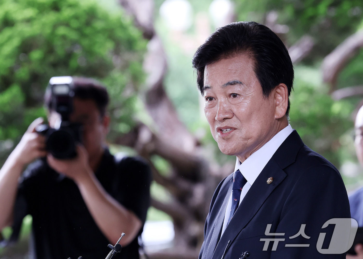 (서울=뉴스1) 박지혜 기자 = 정동영 통일부 장관 후보자가 24일 오후 서울 종로구 남북관계관리단에 마련된 인사청문회 준비 사무실에 도착해 취재진 질문에 답하고 있다. 2025. …