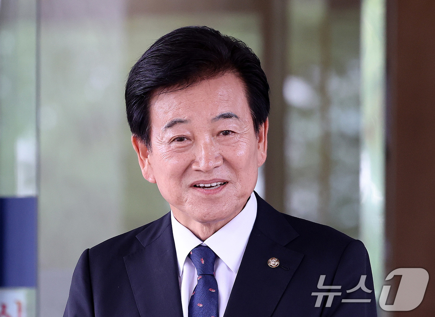 (서울=뉴스1) 박지혜 기자 = 정동영 통일부 장관 후보자가 24일 오후 서울 종로구 남북관계관리단에 마련된 인사청문회 준비 사무실에 도착해 취재진 질문에 답하고 있다. 2025. …