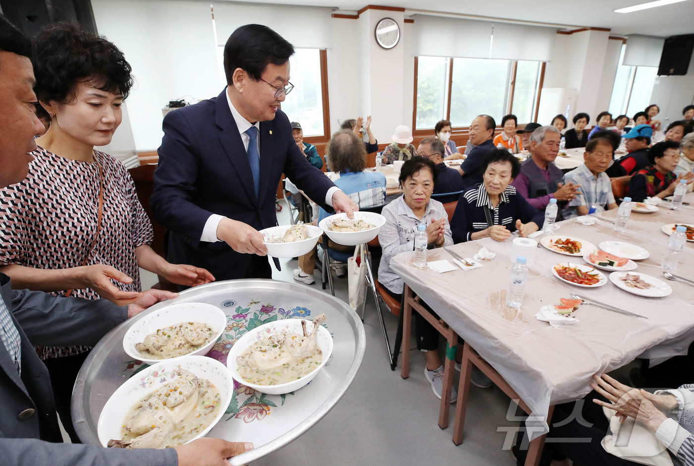 (광주=뉴스1) 박지현 기자 = 24일 광주 북구 두암3동 행정복지센터에서 열린 어르신 여름맞이 건강식 나눔행사에서 문인 북구청장과 자생단체장협의회원들이 어르신들에게 여름보양식 삼 …