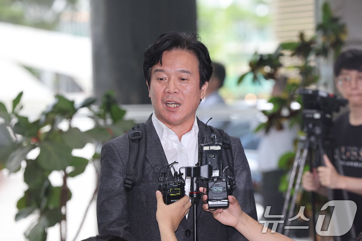 본문 이미지 - 철도 기관사 출신 김영훈 고용노동부 장관 후보자가 24일 오후 서울 중구 서울지방고용노동청에 마련된 인사청문회 준비 사무실로 출근하며 취재진 질문에 답하고 있다. 2025.6.24/뉴스1 ⓒ News1 김진환 기자