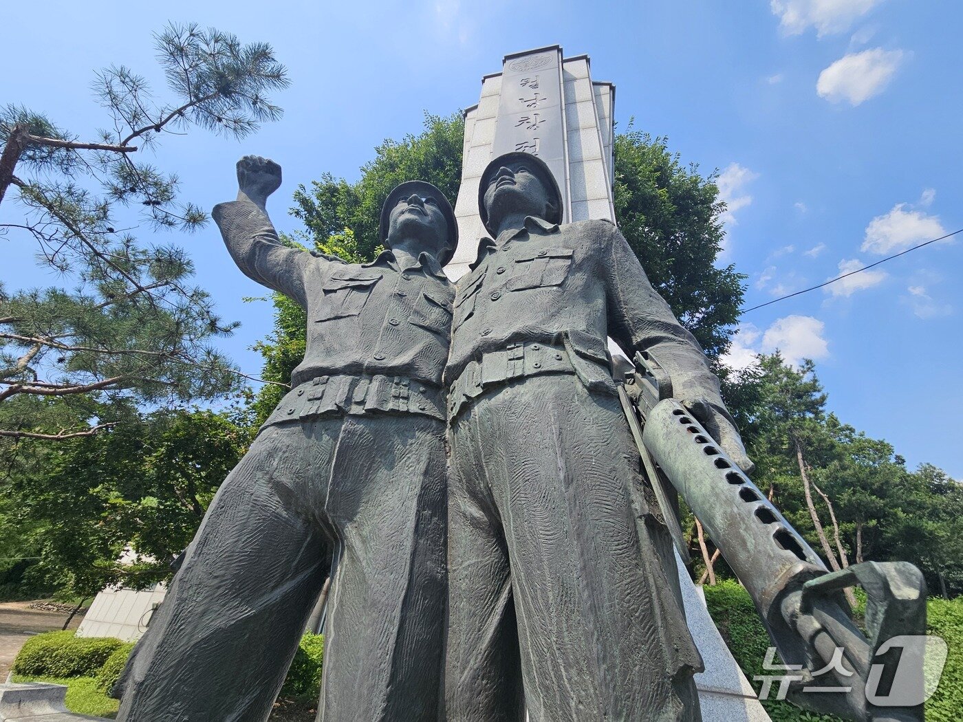 본문 이미지 - 솔밭공원 내 색이 바랜 병사 조형물.2025.6.24/뉴스1 이재규 기자