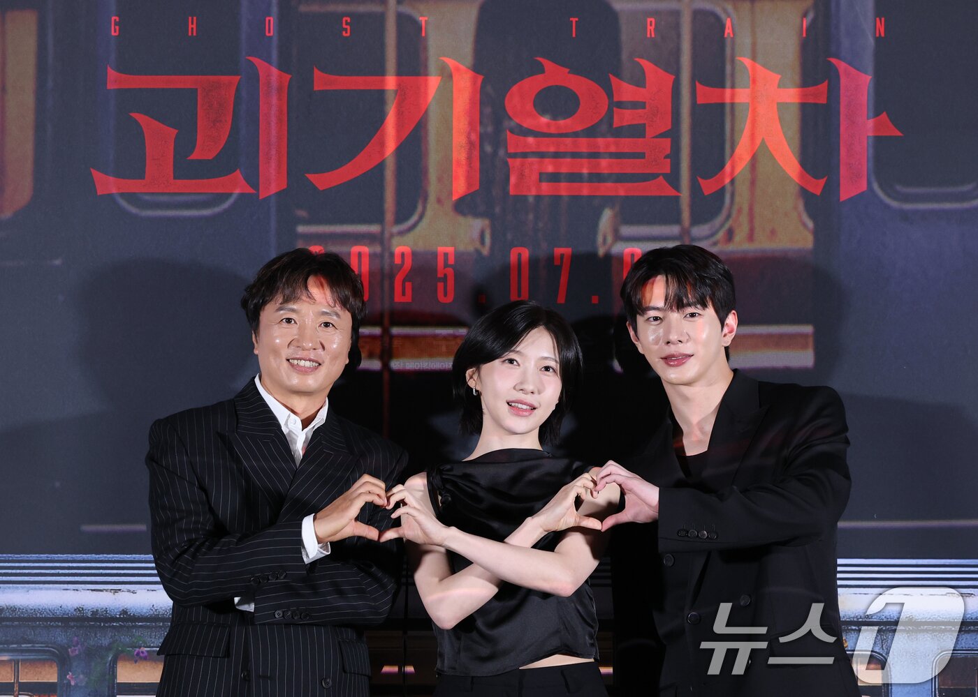 본문 이미지 - 배우 전배수(왼쪽부터)와 주현영, 최보민이 24일 오후 서울 용산구 CGV 용산점에서 열린 영화 '괴기열차' 언론시사회 및 기자간담회에 참석해 포즈를 취하고 있다. '괴기열차'는 조회수에 목마른 공포 유튜버 다경(주현영)이 의문의 실종이 연이어 발생하는 광림역의 비밀을 파헤치며 끔찍한 사건을 맞닥뜨리게 되는 과정을 그린 미스터리 호러 영화다. 2025.6.24/뉴스1 ⓒ News1 권현진 기자