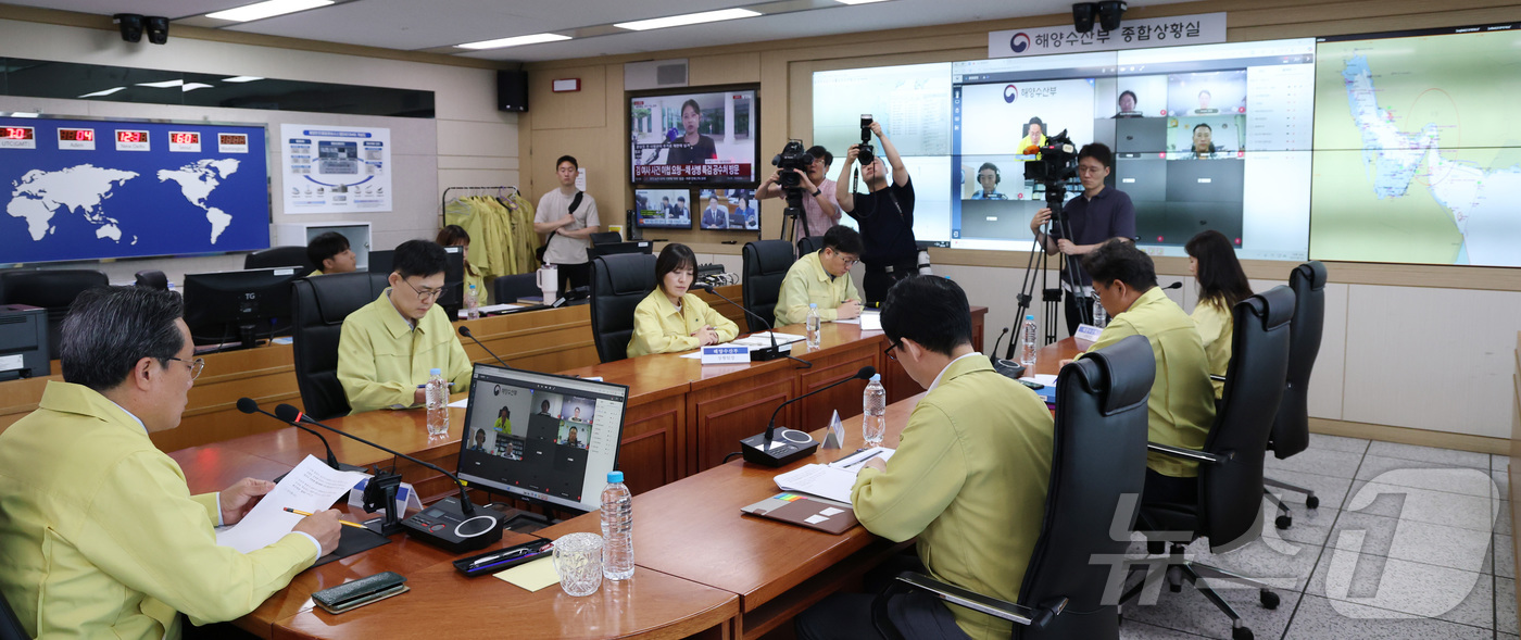 (세종=뉴스1) 김기남 기자 = 강도형 해양수산부 장관이 24일 오후 세종시 정부세종청사 해양수산부 종합상황실에서 열린 중동해역 우리나라 선박 안전 위협 상황 대비 관계기관 합동훈 …