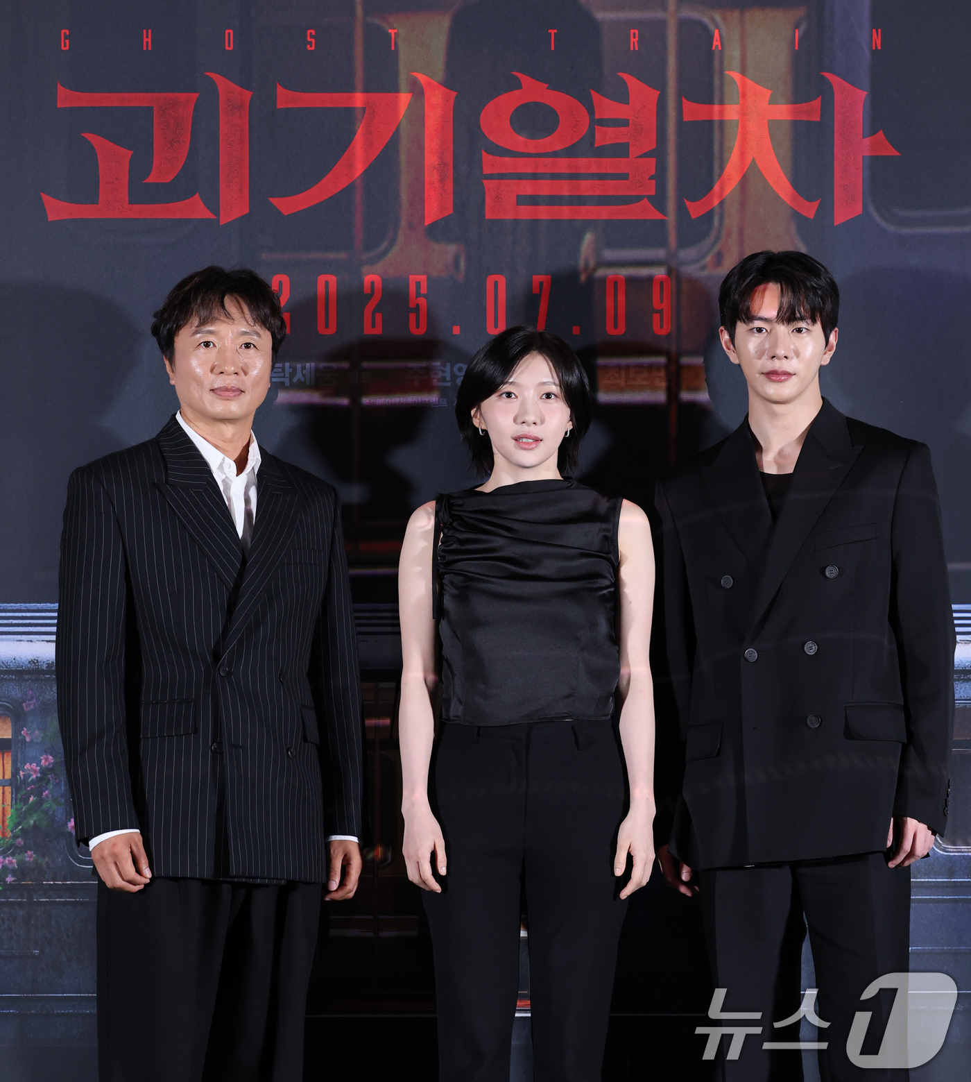 (서울=뉴스1) 권현진 기자 = 배우 전배수(왼쪽부터)와 주현영, 최보민이 24일 오후 서울 용산구 CGV 용산점에서 열린 영화 '괴기열차' 언론시사회 및 기자간담회에 참석해 포즈 …