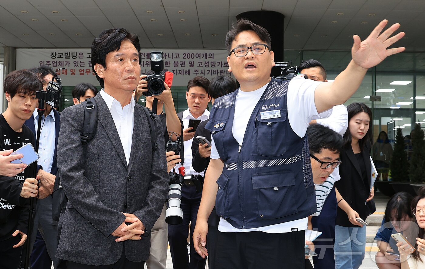 본문 이미지 - 철도 기관사 출신 김영훈 고용노동부 장관 후보자가 24일 오후 서울 중구 서울지방고용노동청 앞에서 집회 중이던 민주노총 금속노조 주얼리분회 조합원과 대화하고 있다. 2025.6.24/뉴스1 ⓒ News1 김진환 기자