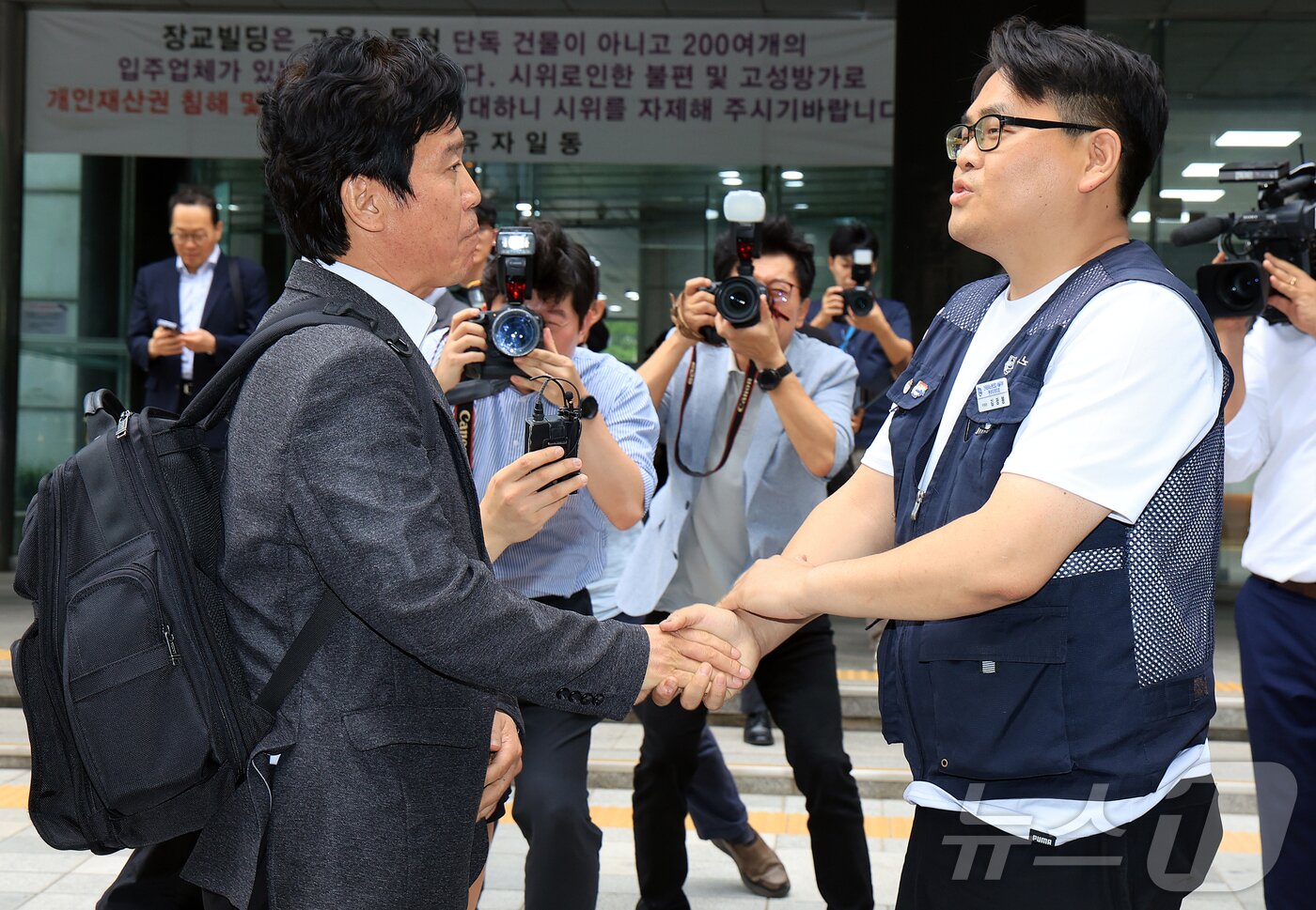 본문 이미지 - 철도 기관사 출신 김영훈 고용노동부 장관 후보자가 24일 오후 서울 중구 서울지방고용노동청 앞에서 집회 중이던 민주노총 금속노조 주얼리분회 조합원과 대화하고 있다. 2025.6.24/뉴스1 ⓒ News1 김진환 기자