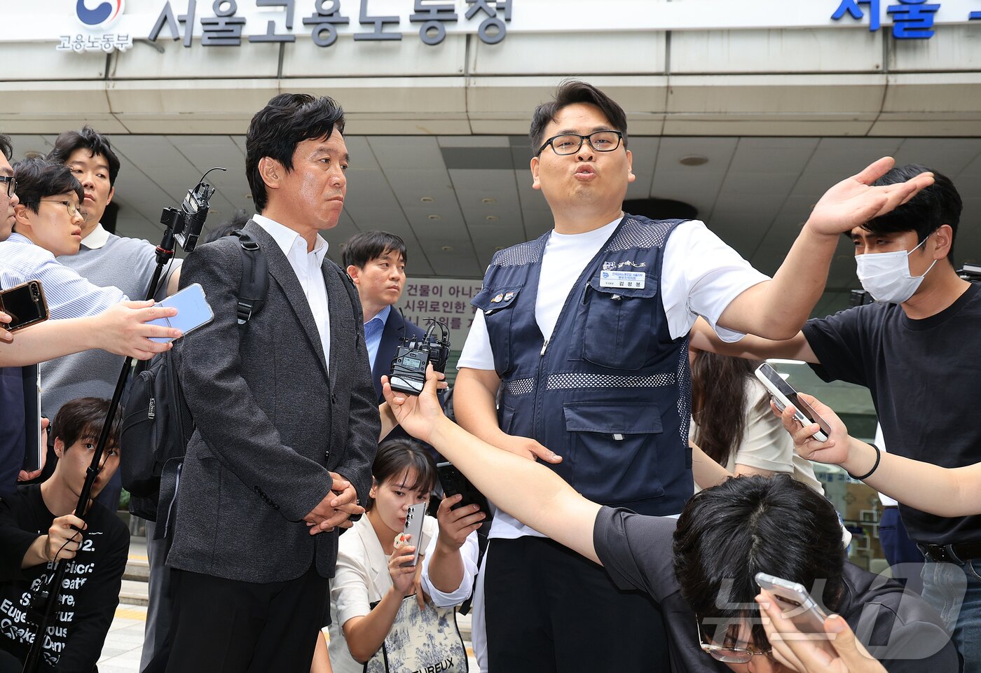 본문 이미지 - 철도 기관사 출신 김영훈 고용노동부 장관 후보자가 24일 오후 서울 중구 서울지방고용노동청 앞에서 집회 중이던 민주노총 금속노조 주얼리분회 조합원과 대화하고 있다. 2025.6.24/뉴스1 ⓒ News1 김진환 기자