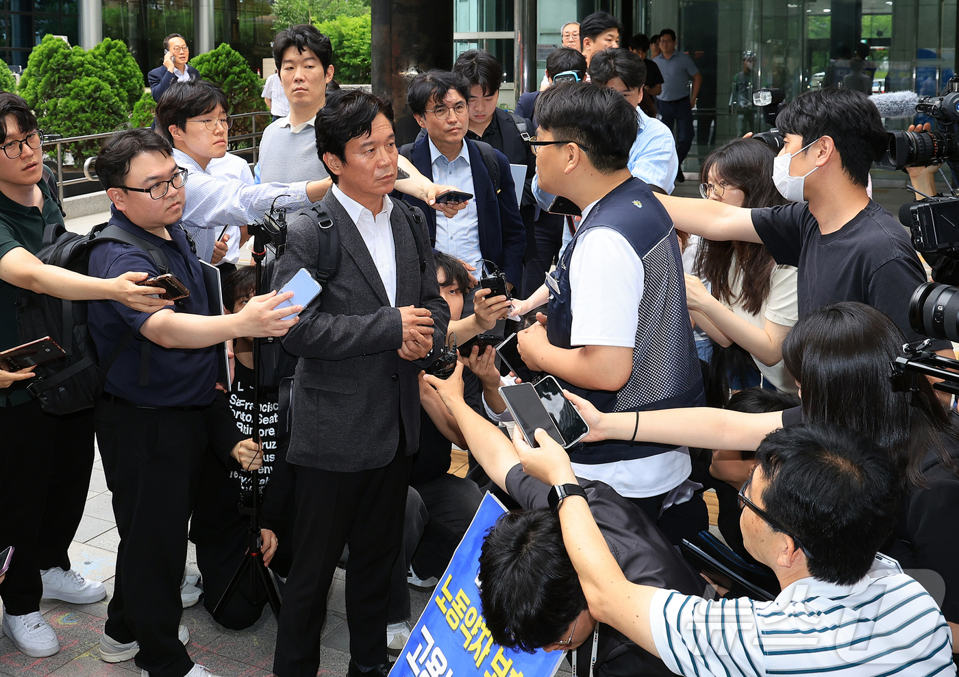 (서울=뉴스1) 김진환 기자 = 철도 기관사 출신 김영훈 고용노동부 장관 후보자가 24일 오후 서울 중구 서울지방고용노동청 앞에서 집회 중이던 민주노총 금속노조 주얼리분회 조합원과 …