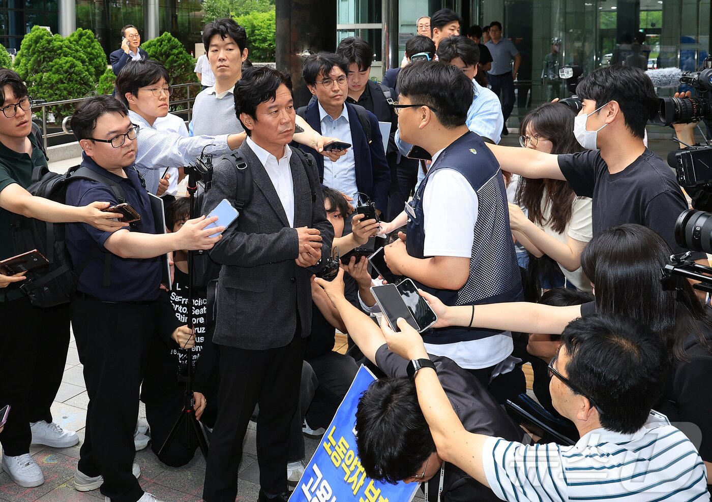 본문 이미지 - 철도 기관사 출신 김영훈 고용노동부 장관 후보자가 24일 오후 서울 중구 서울지방고용노동청 앞에서 집회 중이던 민주노총 금속노조 주얼리분회 조합원과 대화하고 있다. 2025.6.24/뉴스1 ⓒ News1 김진환 기자