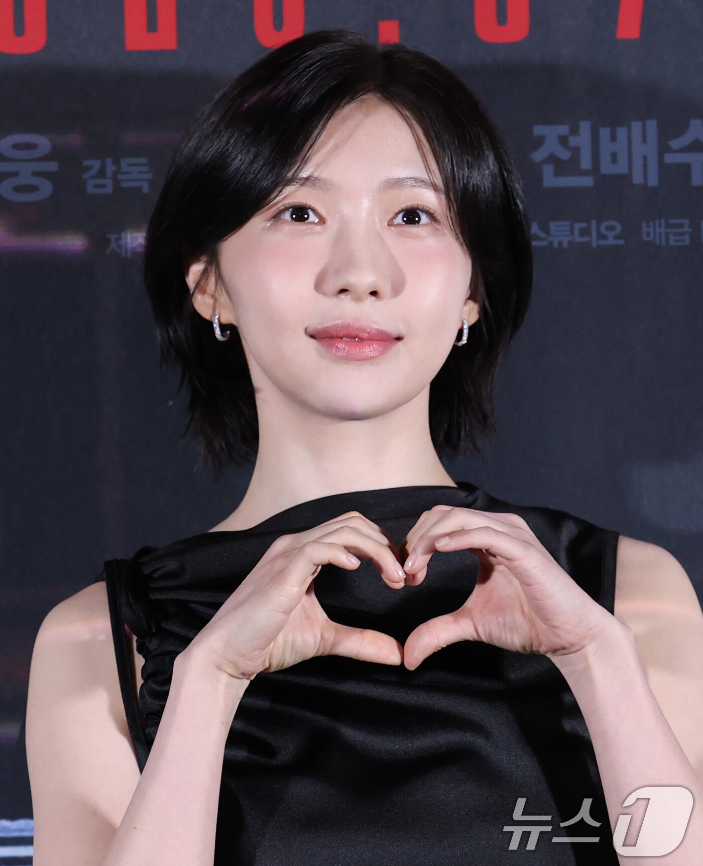 본문 이미지 - 배우 주현영이 24일 오후 서울 용산구 CGV 용산점에서 열린 영화 '괴기열차' 언론시사회 및 기자간담회에 참석해 포즈를 취하고 있다. '괴기열차'는 조회수에 목마른 공포 유튜버 다경(주현영)이 의문의 실종이 연이어 발생하는 광림역의 비밀을 파헤치며 끔찍한 사건을 맞닥뜨리게 되는 과정을 그린 미스터리 호러 영화다. 2025.6.24/뉴스1 ⓒ News1 권현진 기자