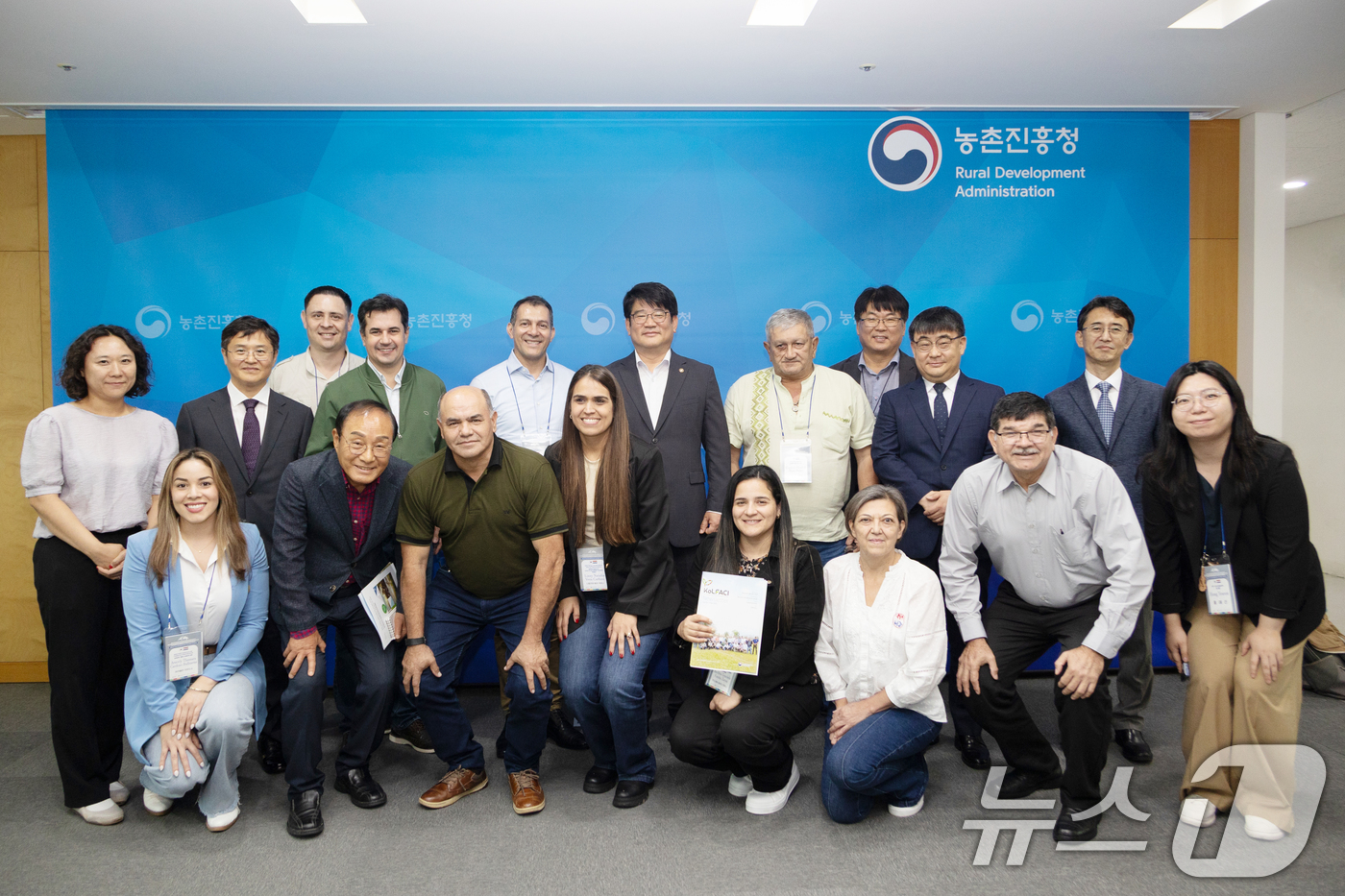 (서울=뉴스1) 이연주 기자 = 권재한 농촌진흥청장이 24일 전북 전주 농촌진흥청 본청에서 파라과이 농축산부 고위급 대표단과 함께 기념 촬영을 하고 있다. (농촌진흥청 제공. 재판 …