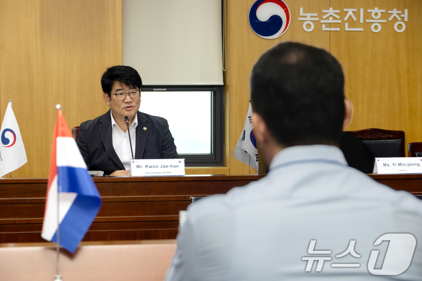 (서울=뉴스1) 이연주 기자 = 권재한 농촌진흥청장이 24일 전북 전주 농촌진흥청 본청에서 파라과이 농축산부 고위급 대표단과 양국 간 농업기술 협력 확대 방안을 논의하고 있다. ( …