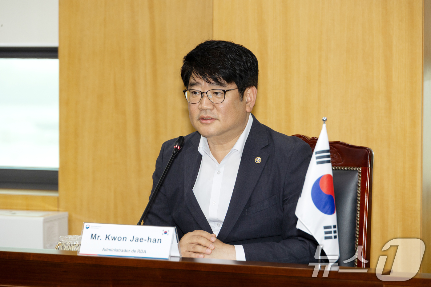 (서울=뉴스1) 이연주 기자 = 권재한 농촌진흥청장이 24일 전북 전주 농촌진흥청 본청에서 파라과이 농축산부 고위급 대표단과 양국 간 농업기술 협력 확대 방안을 논의하고 있다. ( …