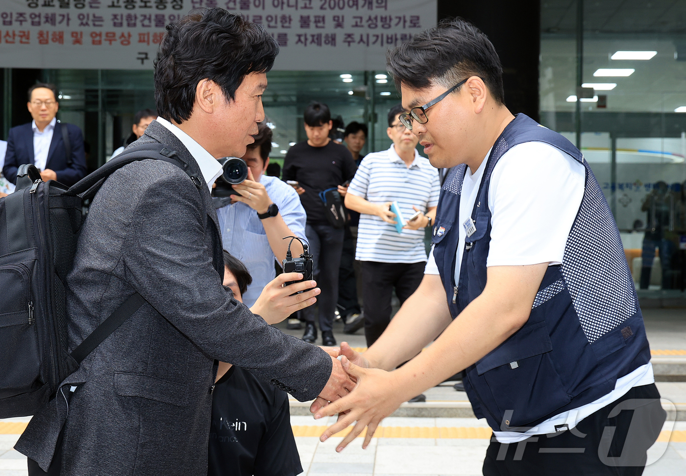 (서울=뉴스1) 김진환 기자 = 철도 기관사 출신 김영훈 고용노동부 장관 후보자가 24일 오후 서울 중구 서울지방고용노동청 앞에서 집회 중이던 민주노총 금속노조 주얼리분회 조합원과 …