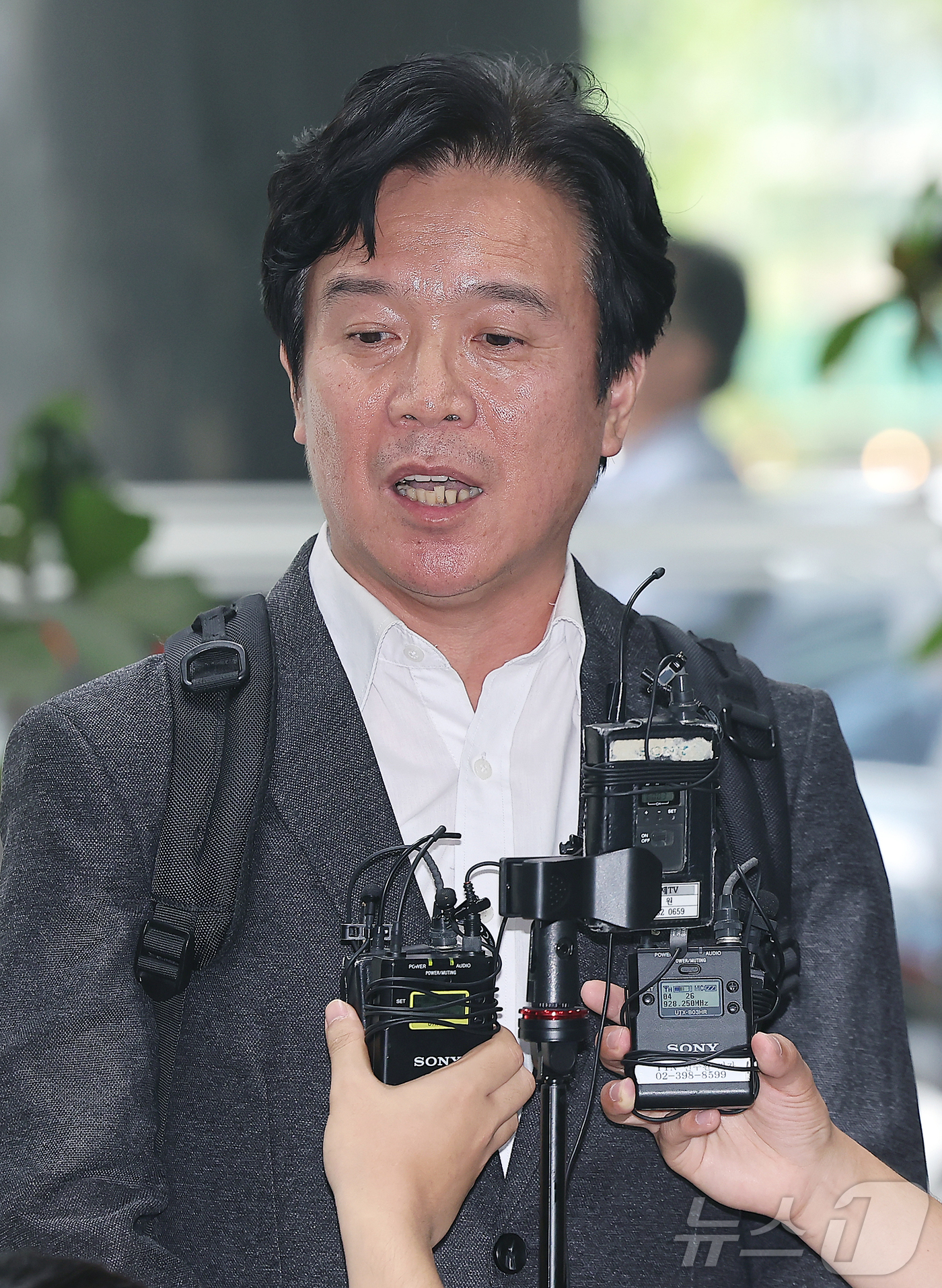 (서울=뉴스1) 김진환 기자 = 철도 기관사 출신 김영훈 고용노동부 장관 후보자가 24일 오후 서울 중구 서울지방고용노동청 인사청문회 준비 사무실로 출근하며 취재진 질문에 답하고 …