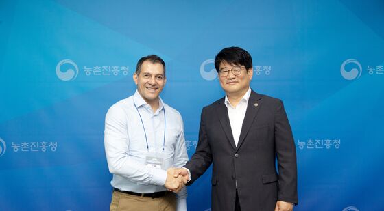 파라과이 농축산부 장관과 기념촬영하는 권재한 농촌진흥청장