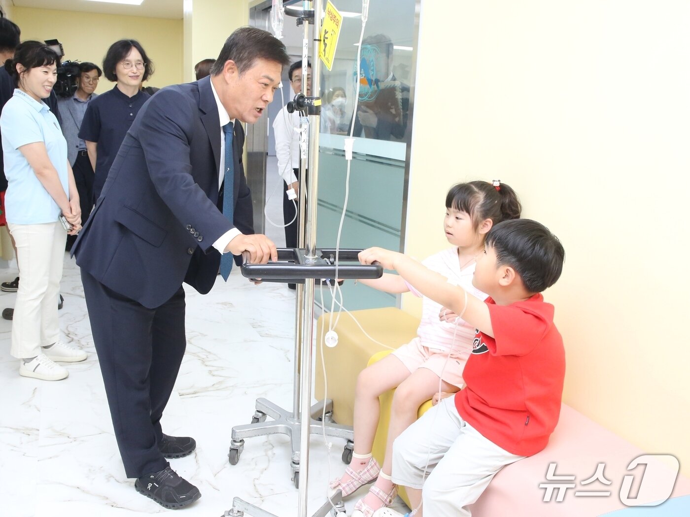 본문 이미지 - 24일 전북 정읍시 서남권 소아외래진료센터·어린이전용병동 개소식이 열린 가운데 이학수 시장이 치료를 받고 있는 어린이들과 이야기를 나누고 있다.&#40;정읍시 제공. 재판매 및 DB금지&#41;/뉴스1  
