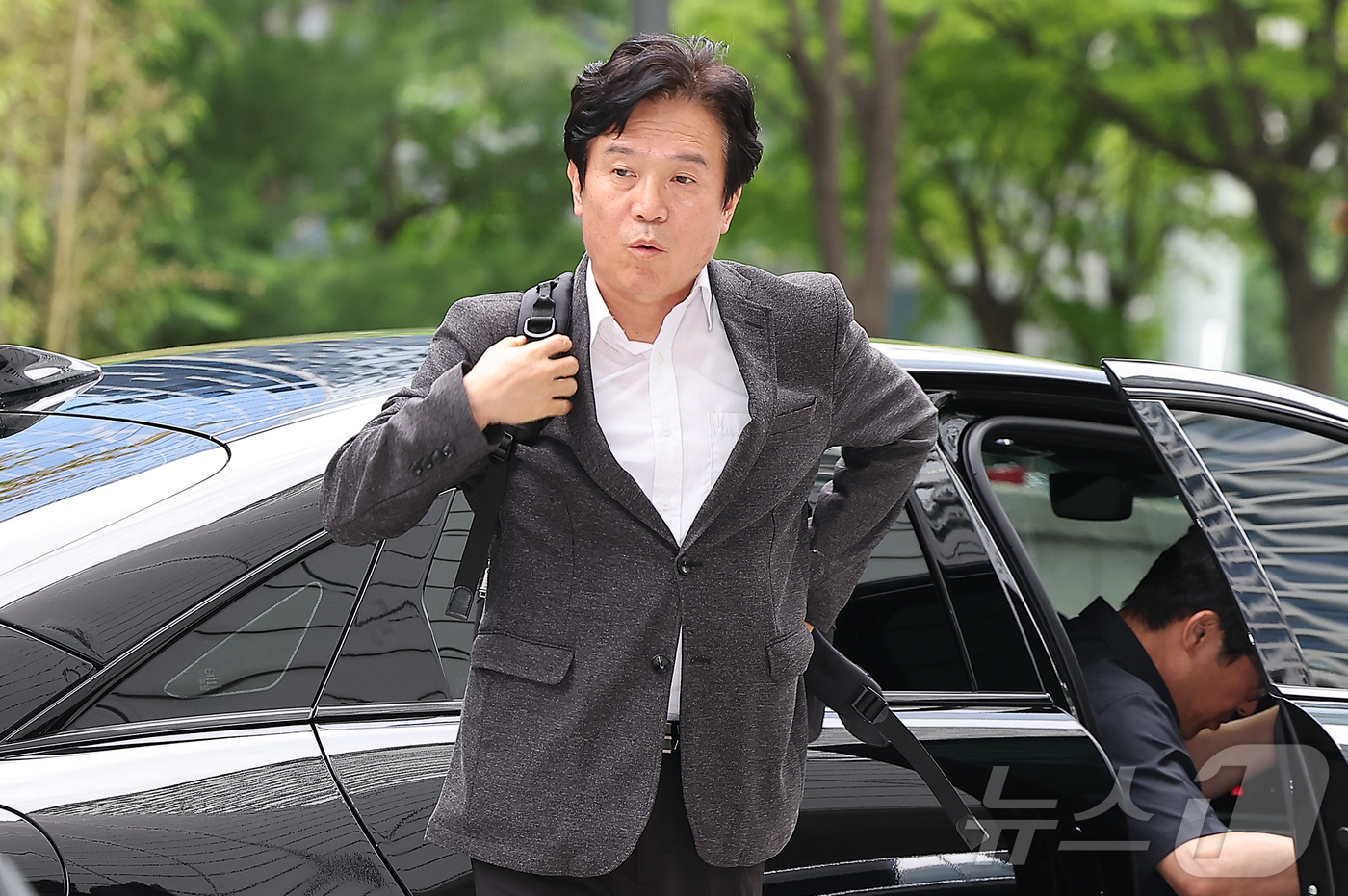 (서울=뉴스1) 김진환 기자 = 철도 기관사 출신 김영훈 고용노동부 장관 후보자가 24일 오후 서울 중구 서울지방고용노동청 인사청문회 준비 사무실로 출근하고 있다. 2025.6.2 …