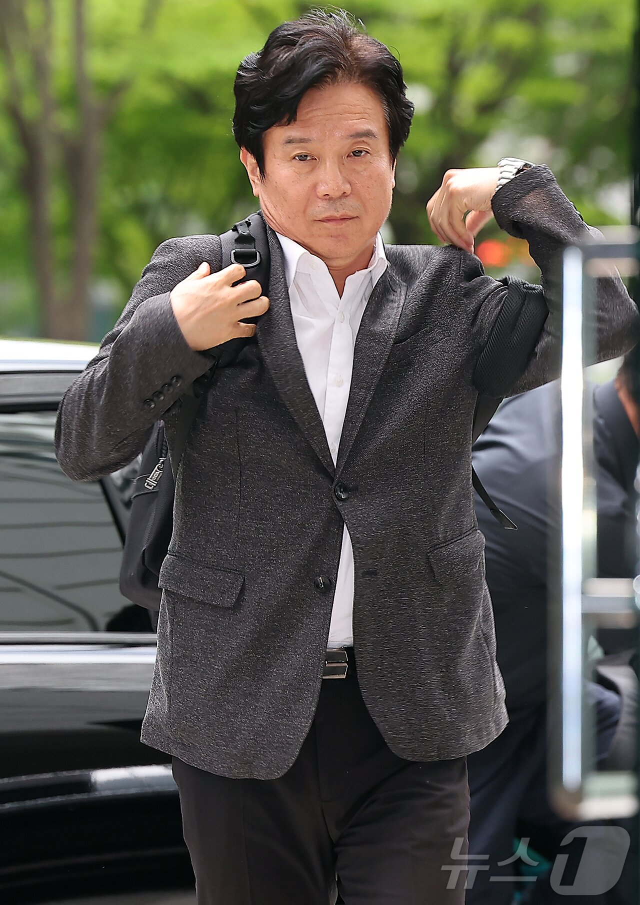 본문 이미지 - 철도 기관사 출신 김영훈 고용노동부 장관 후보자가 24일 오후 서울 중구 서울지방고용노동청 인사청문회 준비 사무실로 출근하고 있다. 2025.6.24/뉴스1 ⓒ News1 김진환 기자