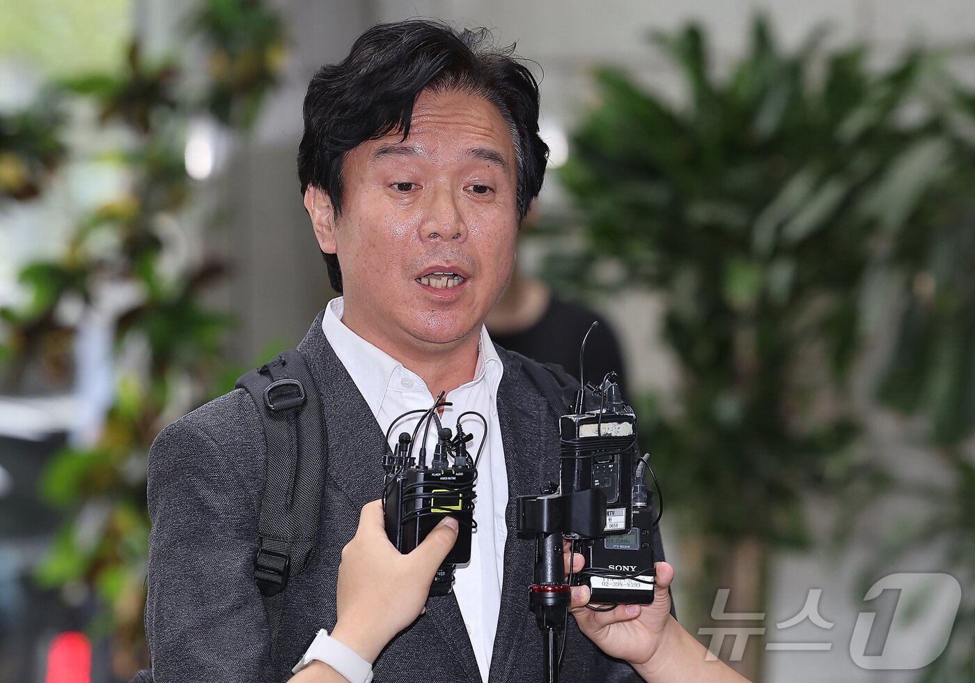 본문 이미지 - 철도 기관사 출신 김영훈 고용노동부 장관 후보자가 24일 오후 서울 중구 서울지방고용노동청 인사청문회 준비 사무실로 출근하며 취재진 질문에 답하고 있다. 2025.6.24/뉴스1 ⓒ News1 김진환 기자