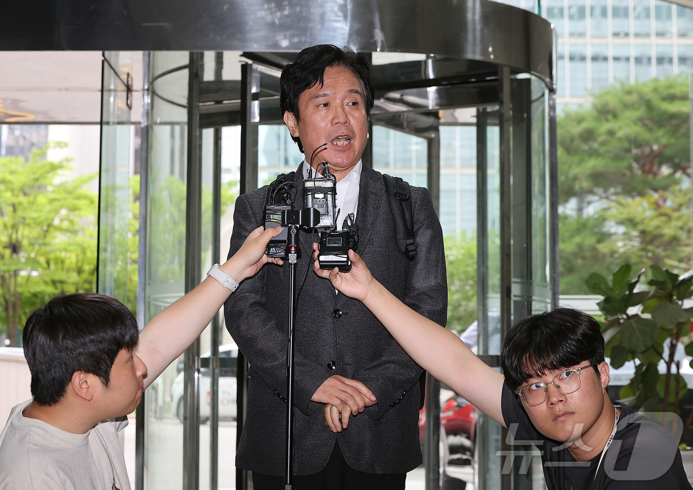 (서울=뉴스1) 김진환 기자 = 철도 기관사 출신 김영훈 고용노동부 장관 후보자가 24일 오후 서울 중구 서울지방고용노동청 인사청문회 준비 사무실로 출근하며 취재진 질문에 답하고 …