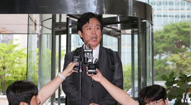 취재진 질문에 답변하는 김영훈 장관 후보자