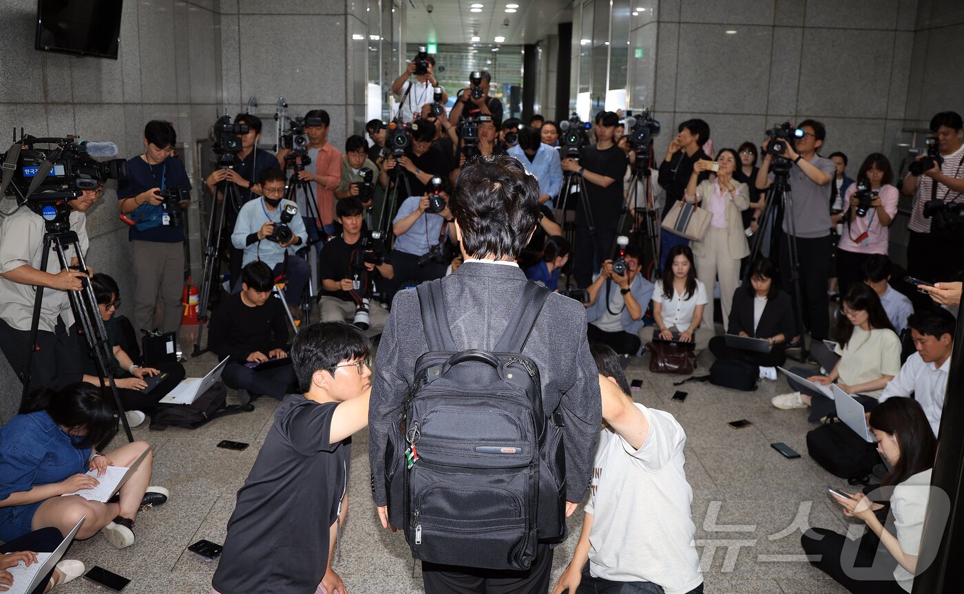 본문 이미지 - 철도 기관사 출신 김영훈 고용노동부 장관 후보자가 24일 오후 서울 중구 서울지방고용노동청 인사청문회 준비 사무실로 출근하며 취재진 질문에 답하고 있다. 2025.6.24/뉴스1 ⓒ News1 김진환 기자