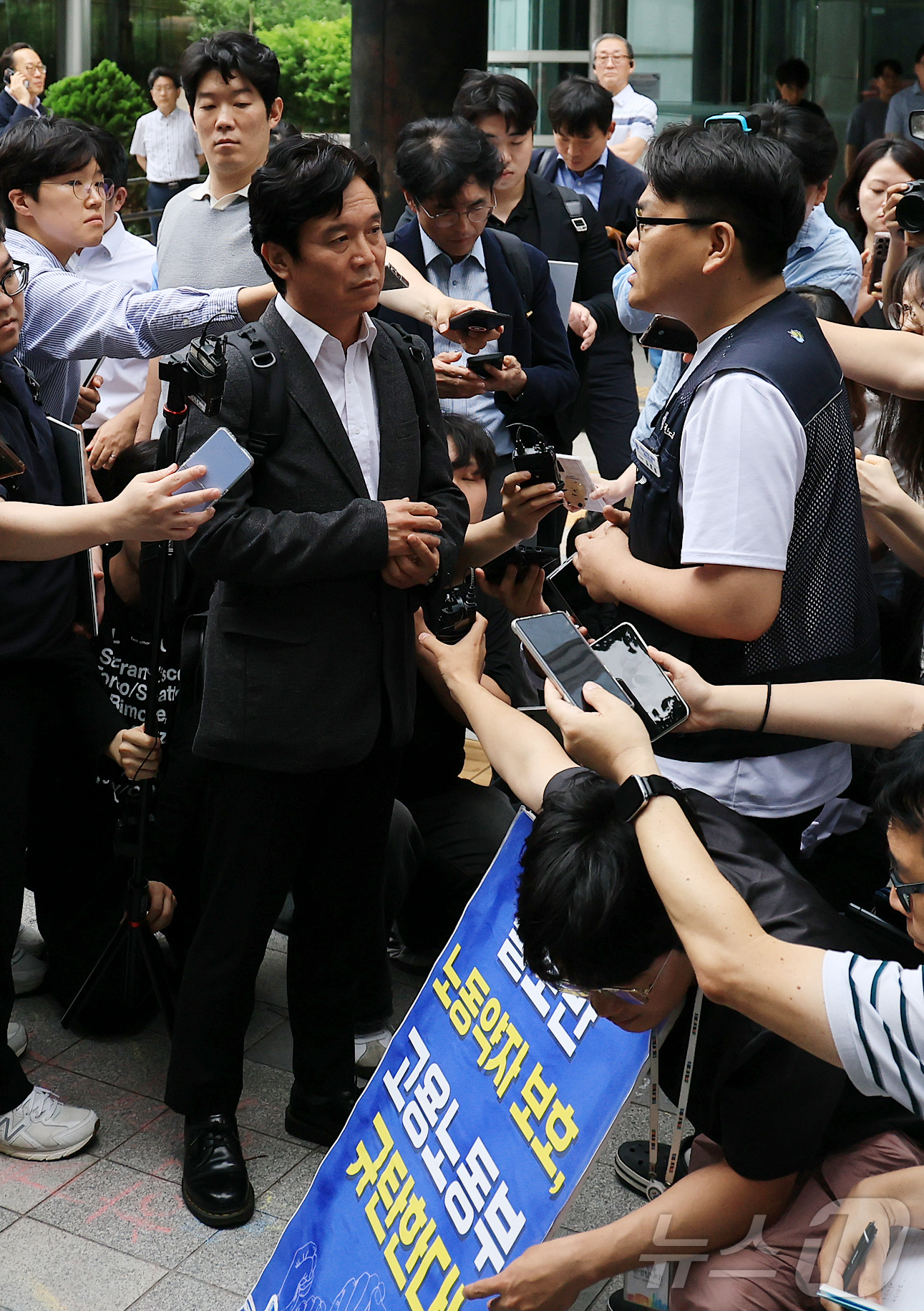 (서울=뉴스1) 김진환 기자 = 철도 기관사 출신 김영훈 고용노동부 장관 후보자가 24일 오후 서울 중구 서울지방고용노동청 앞에서 집회 중이던 민주노총 금속노조 주얼리분회 조합원과 …