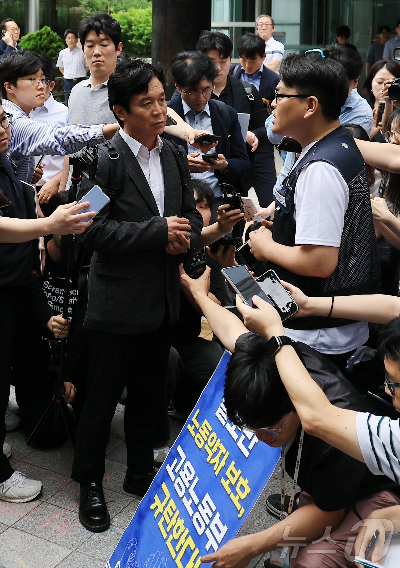 본문 이미지 - 철도 기관사 출신 김영훈 고용노동부 장관 후보자가 24일 오후 서울 중구 서울지방고용노동청 앞에서 집회 중이던 민주노총 금속노조 주얼리분회 조합원과 대화하고 있다. 2025.6.24/뉴스1 ⓒ News1 김진환 기자