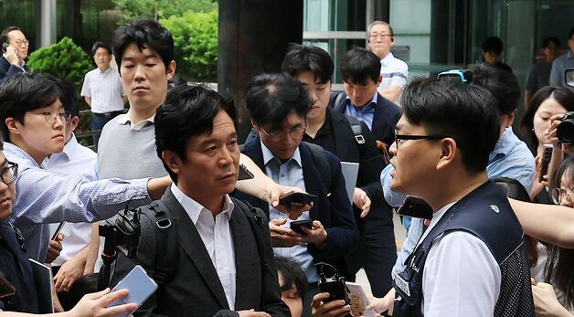 '첫 출근' 김영훈 고용노동부 장관 후보자, 금속노조 조합원과 대화