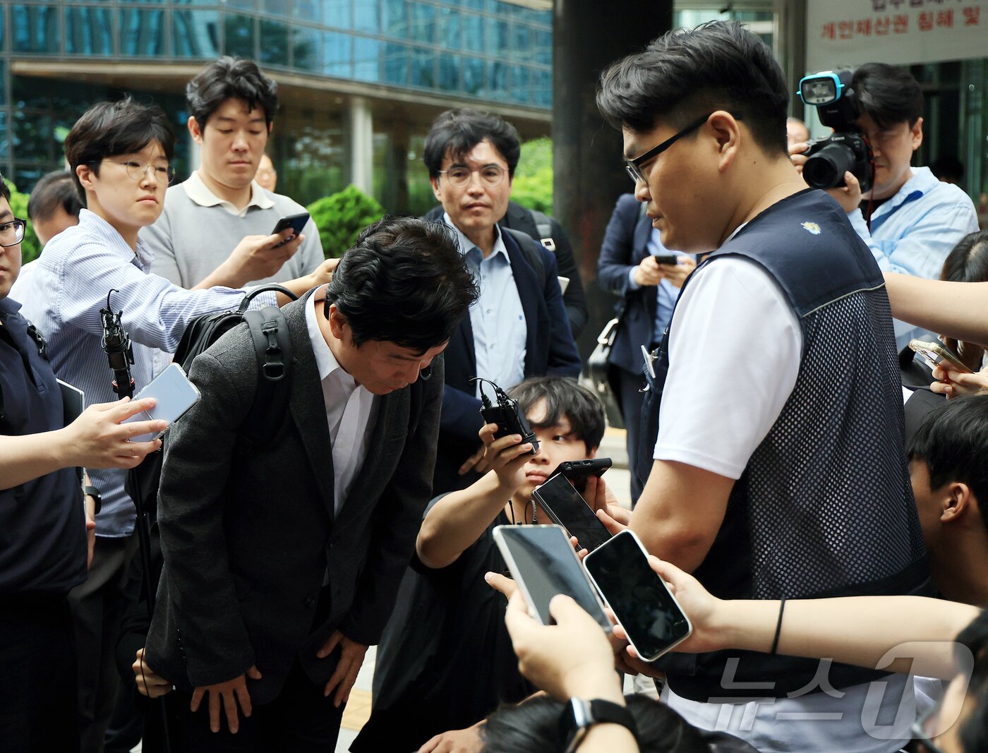 본문 이미지 - 철도 기관사 출신 김영훈 고용노동부 장관 후보자가 24일 오후 서울 중구 서울지방고용노동청 앞에서 집회 중이던 민주노총 금속노조 주얼리분회 조합원에게 고개 숙여 인사하고 있다. 2025.6.24/뉴스1 ⓒ News1 김진환 기자