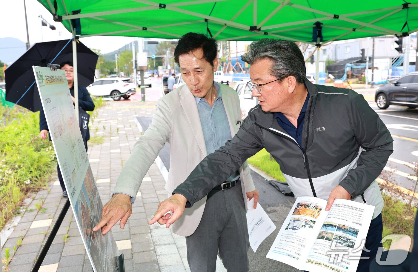 본문 이미지 - 정용래 유성구청장이 한국임업진흥원 신청사 건립지를 점검하고 있다.(유성구 제공. 재판매 및 DB 금지)/뉴스1