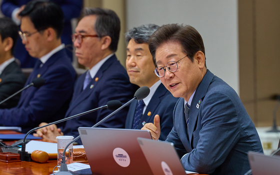 [단독] 李대통령 "공무원 보수, 진짜 최저임금 수준이냐…개선 필요"