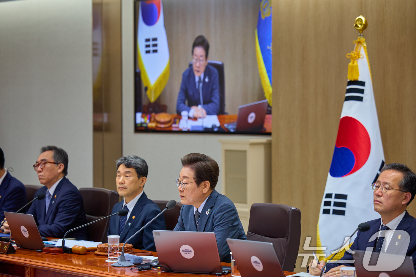 (서울=뉴스1) 허경 기자 = 이재명 대통령이 24일 서울 용산 대통령실 청사에서 열린 국무회의에서 발언하고 있다. (대통령실 제공. 재판매 및 DB 금지) 2025.6.24/뉴스 …