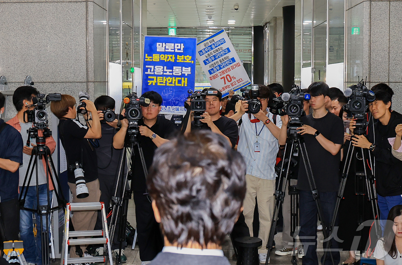 (서울=뉴스1) 김진환 기자 = 철도 기관사 출신 김영훈 고용노동부 장관 후보자가 24일 오후 인사청문회 준비 사무실이 마련된 서울 중구 서울지방고용노동청 앞에서 집회 중이던 금속 …