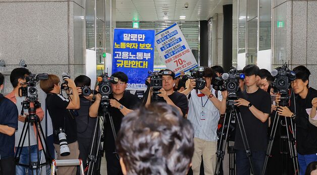 주얼리분회 조합원들의 대화 요청 받는 김영훈 장관 후보자