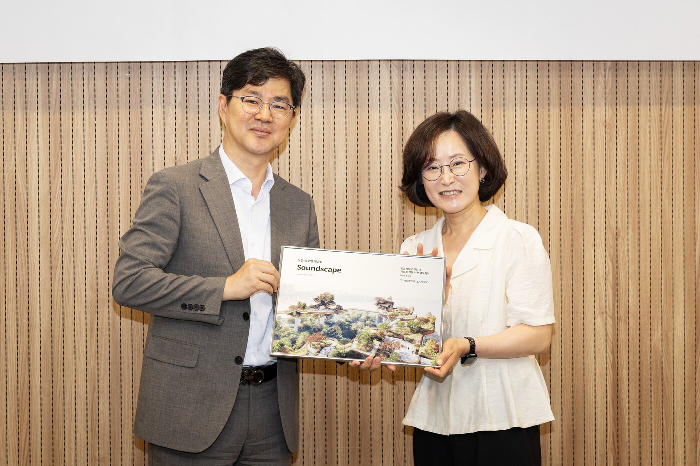 본문 이미지 - 임창수 서울시 미래공간기획관과 이지은 포스코 강건재가전마케팅 실장이 업무협약을 마치고 기념사진을 촬영하고 있다.&#40;서울시 제공&#41;