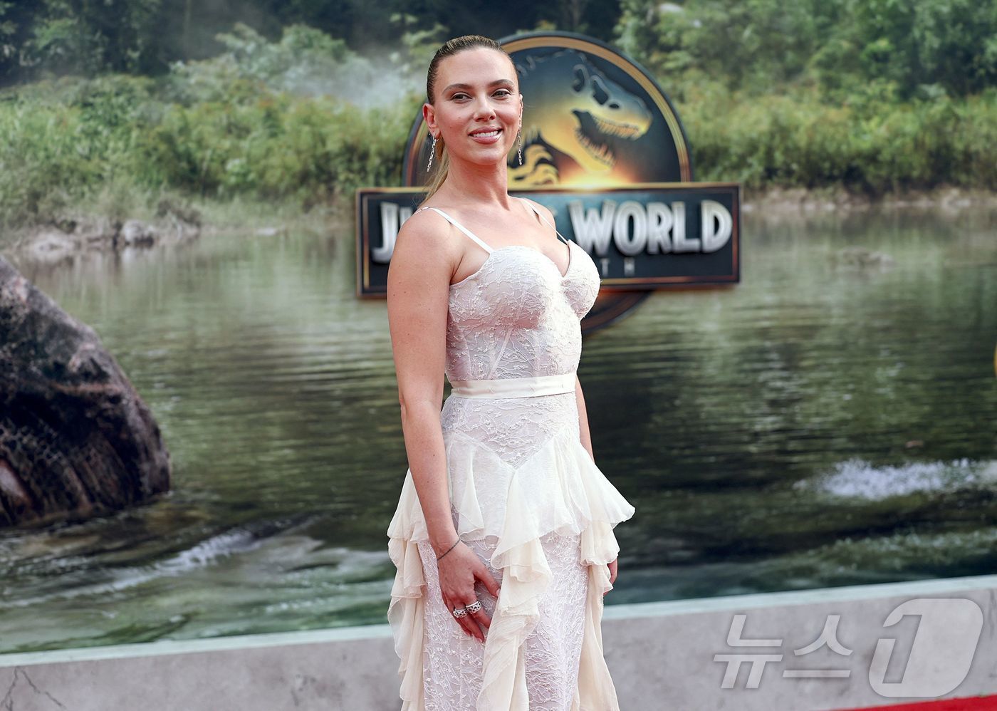 (뉴욕 AFP=뉴스1) 송송이 기자 = 스칼렛 요한슨이 23일(현지시간) 뉴욕에서 열린 "쥬라기 월드 리버스" 뉴욕 프리미어에 참석해 포즈를 취하고 있다. 2025.06.23ⓒ A …