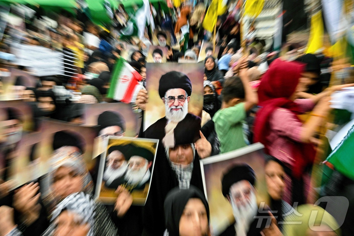 (카라치 AFP=뉴스1) 송송이 기자 = 파키스탄 카라치에서 22일(현지시간) 시아파 무슬림들이 하메네이의 초상화를 들고 이란에 대한 미국과 이스라엘의 공격을 규탄하는 시위를 벌이 …