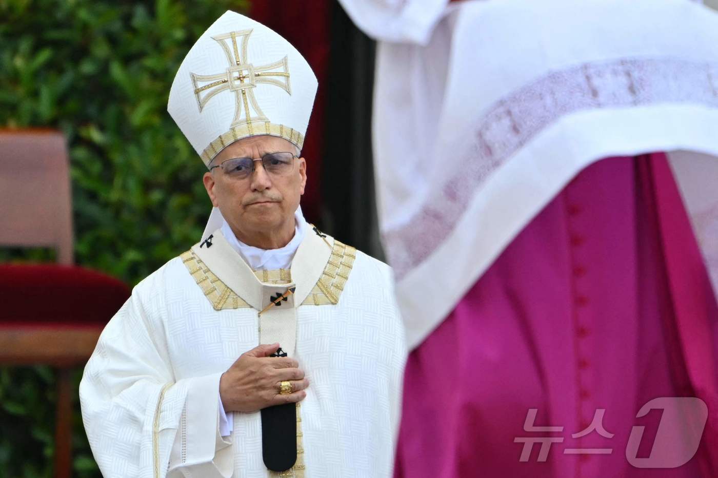 (로마 AFP=뉴스1) 송송이 기자 = 교황 레오 14세가 22일(현지시간) 로마에 위치한 라테라노 대성당 밖에서 미사를 집전하고 있다. 2025.06.22ⓒ AFP=뉴스1