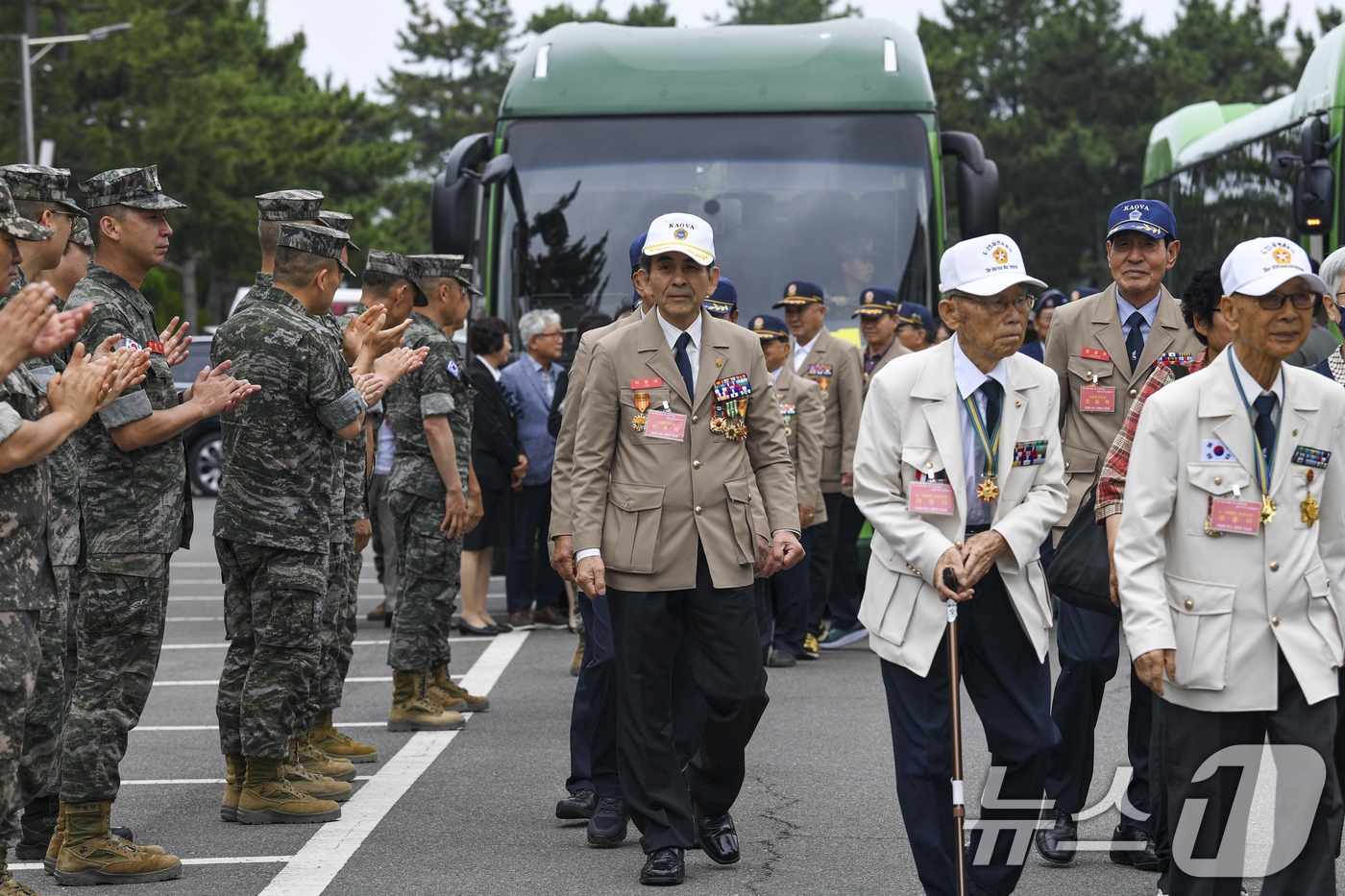 (포항=뉴스1) 최창호 기자 = 24일 경북 포항시에 거주 중인 6.25 참전 용사들이 해병대 1사단 초청으로 후배들과 뜻 깊은 시간을 보냈다.해병대는 정의와 자유를 위해 바친 희 …