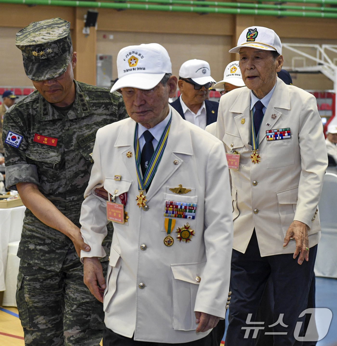 (포항=뉴스1) 최창호 기자 = 24일 경북 포항시에 거주 중인 6.25 참전 용사들이 해병대 1사단 초청으로 후배들과 뜻 깊은 시간을 보냈다.해병대는 정의와 자유를 위해 바친 희 …