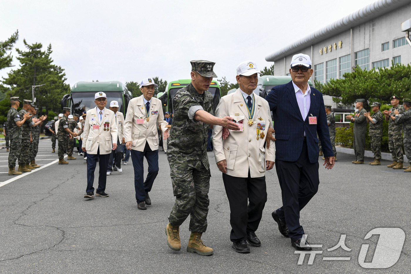 (포항=뉴스1) 최창호 기자 = 24일 경북 포항시에 거주 중인 6.25 참전 용사들이 해병대 1사단장의 안내로 행사장으로 이동하고 있다.해병대는 정의와 자유를 위해 바친 희생과 …
