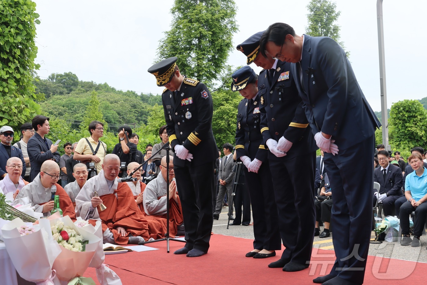 (화성=뉴스1) 김기현 기자 = 김재병 경기도소방재난본부장이 24일 '아리셀 참사 1주기 추모 위령제'에 참석해 헌화한 후 묵념하고 있다. 아리셀 참사는 지난해 6월 24일 화성시 …