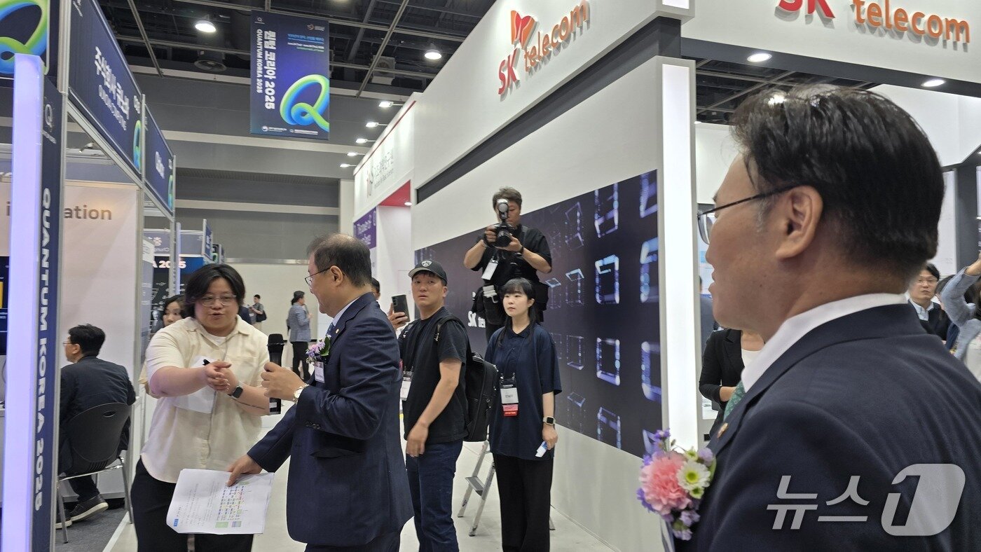 본문 이미지 - 퀀텀코리아 2025의 SK텔레콤 부스를  참관하고 있는 유상임 과기정통부 장관./뉴스1 ⓒ News1 윤주영 기자