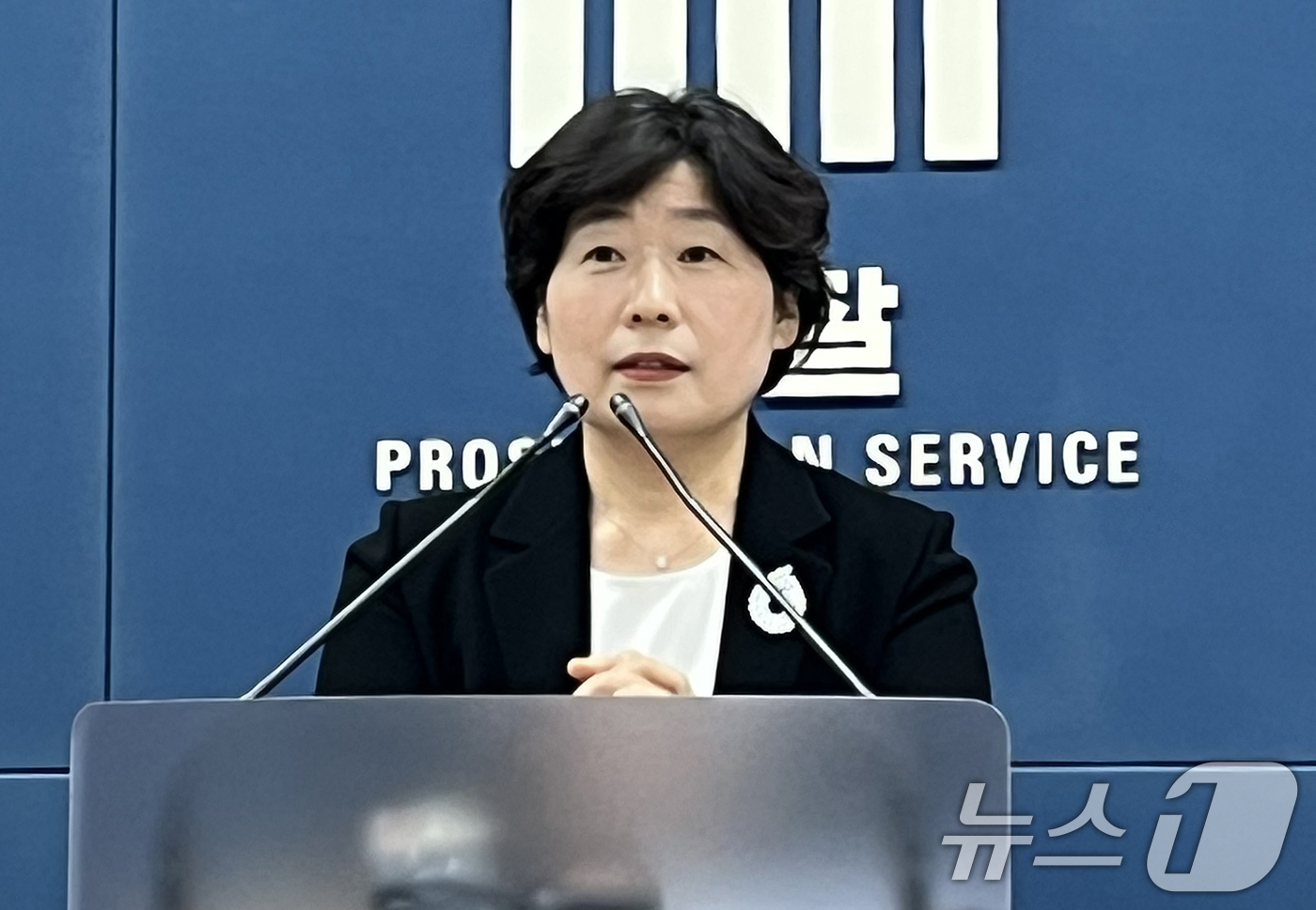 (서울=뉴스1) 노선웅 기자 = 윤석열 전 대통령의 12.3 내란 및 외환 혐의 등을 수사하는 내란 특검 박지영 특검보가 24일 오후 서울 서초구 서울고검 기자실에서 브리핑을 하고 …