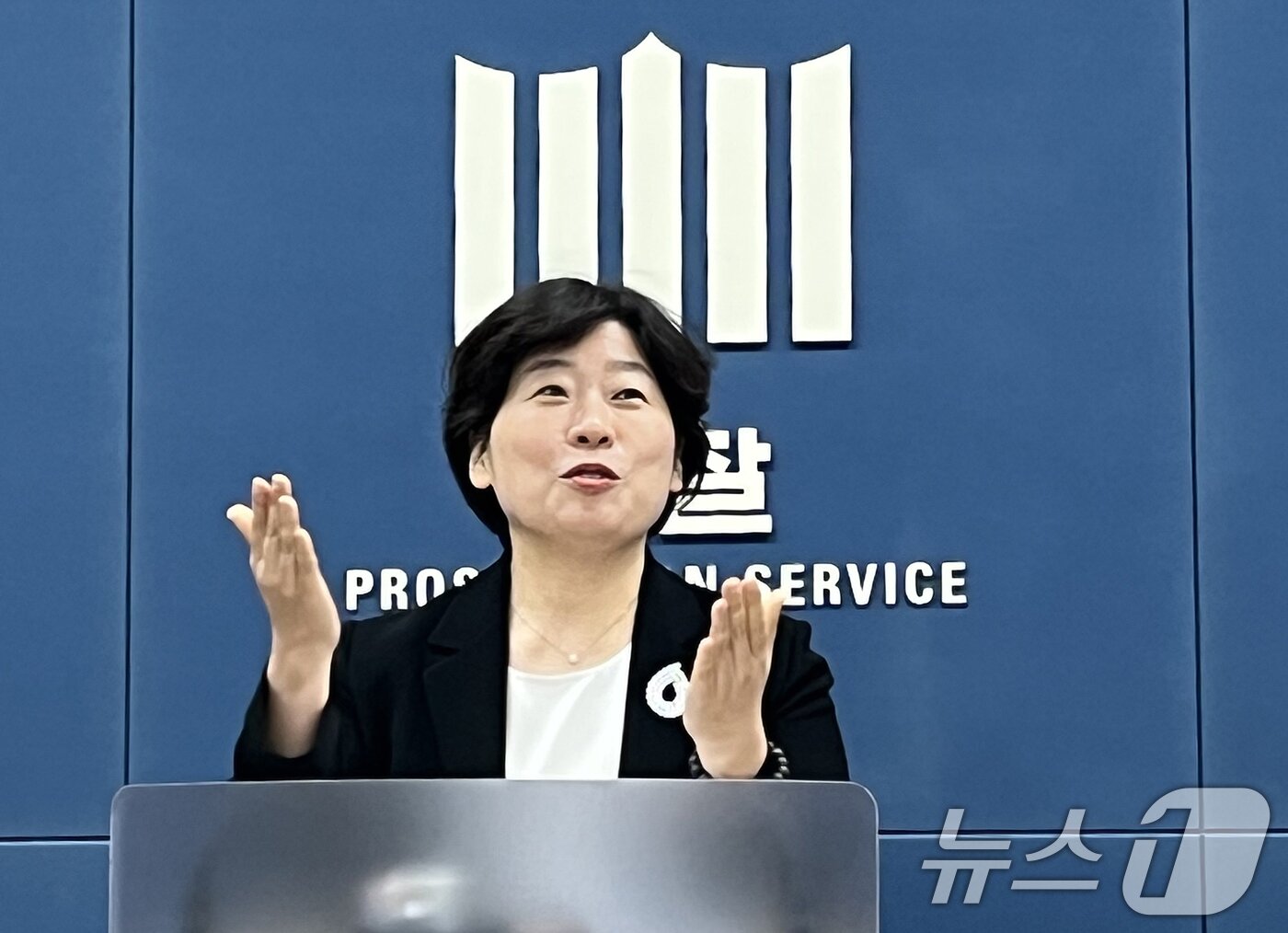 본문 이미지 - 윤석열 전 대통령의 12.3 내란 및 외환 혐의 등을 수사하는 내란 특검팀 박지영 특검보가 24일 오후 서울 서초구 서울고검 기자실에서 브리핑을 하고 있다. 내란 특검은 이날 윤 전 대통령에 대해 특수공무집행방해 등 혐의로 체포영장을 청구했다. 2025.6.24/뉴스1 ⓒ News1 노선웅 기자